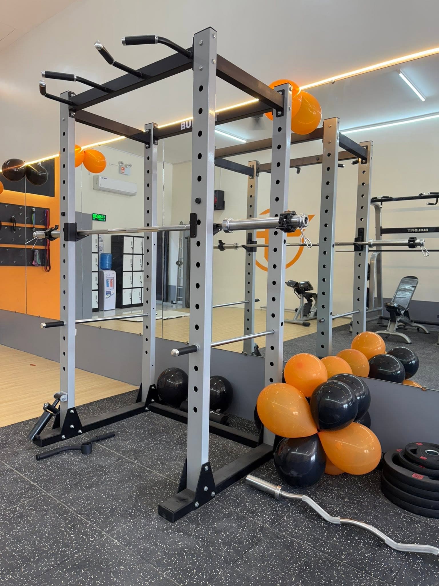 Power rack with pull-up station